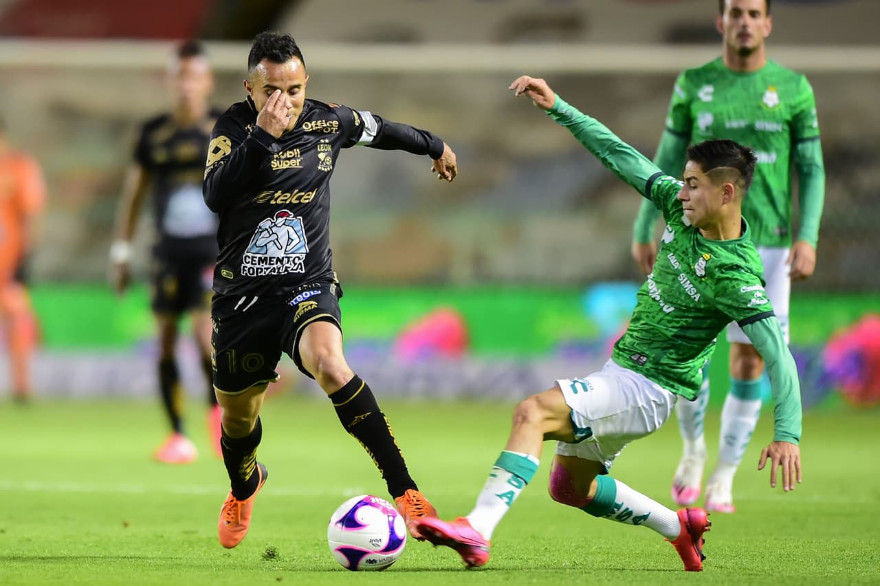 El conjunto Esmeralda sigue consiguiendo puntos y con goles de David Ramírez y Luis Montes, los locales logran remontar y se quedan con los tres puntos en el Nou Camp.