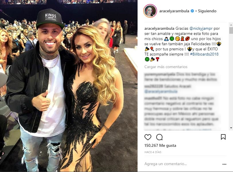 La guerra de comentarios fue provocada porque la actriz confesó ser fan del cantante de reggaeton Nicky Jam, al posar junto a él en la pasada entrega de los premios Billboard: "Gracias @nickyjampr por ser tan amable y regalarme esta foto para mis chicos. Uno por los hijos se vuelve fan también ja,ja,ja. ¡Felicidades por tus premios y que el éxito te acompañe siempre!".