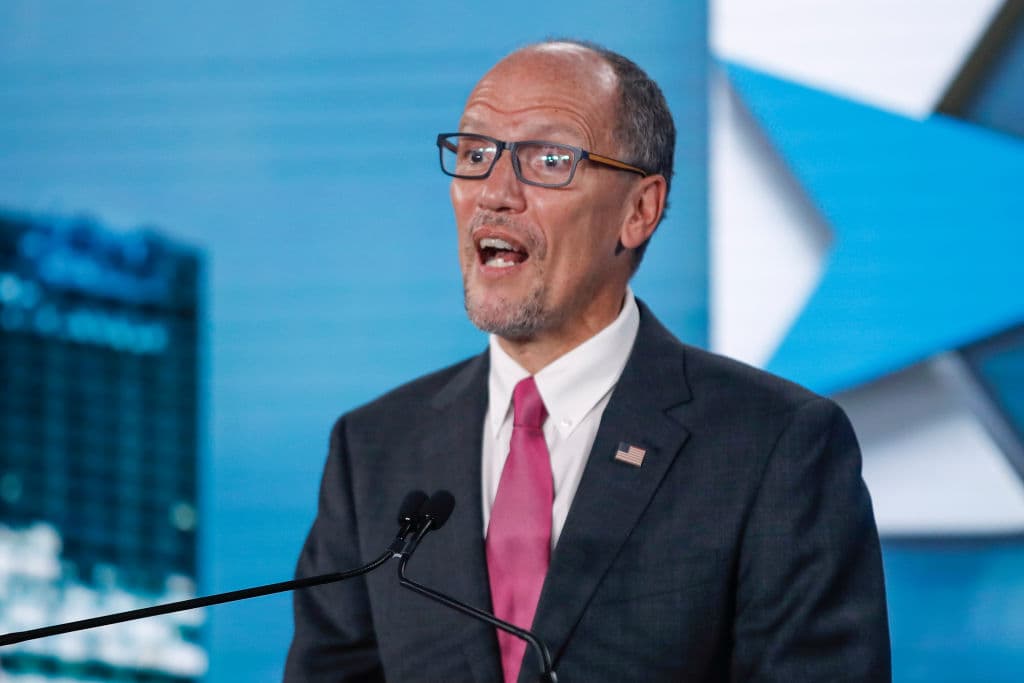 El presidente del Comité Nacional Demócrata Tom Pérez da inicio al último día de la Convención Nacional Demócrata, en el que Joe Biden aceptó la nominación del Partido Demócrata.