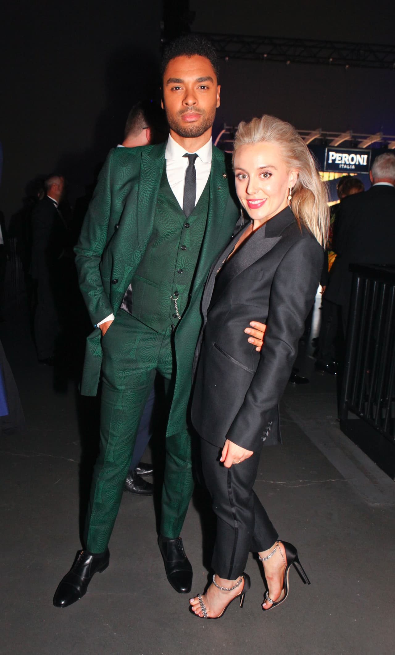 En realidad el actor sale con una escritora y jugadora de fútbol Emily Brown, quien tiene 30 años de edad y pertenece al equipo FBB Warrior de Londres.