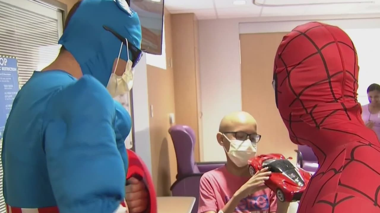 Sonrisas que no tienen precio, así alegraron estos superhéroes a niños enfermos en un hospital de Miami