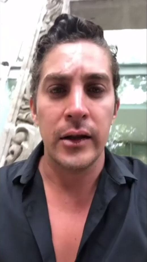 "Estaba yo durmiendo aquí y 
<b><a href="https://www.univision.com/famosos/actor-jonathan-islas-acusa-a-la-actriz-fabiola-campomanes-de-atacarlo-a-golpes-bajo-el-efecto-de-las-drogas-fotos">estaba drogada y tomada</a></b>, y me rompió la boca. ¿Pueden venir por mi? Gracias", dijo.