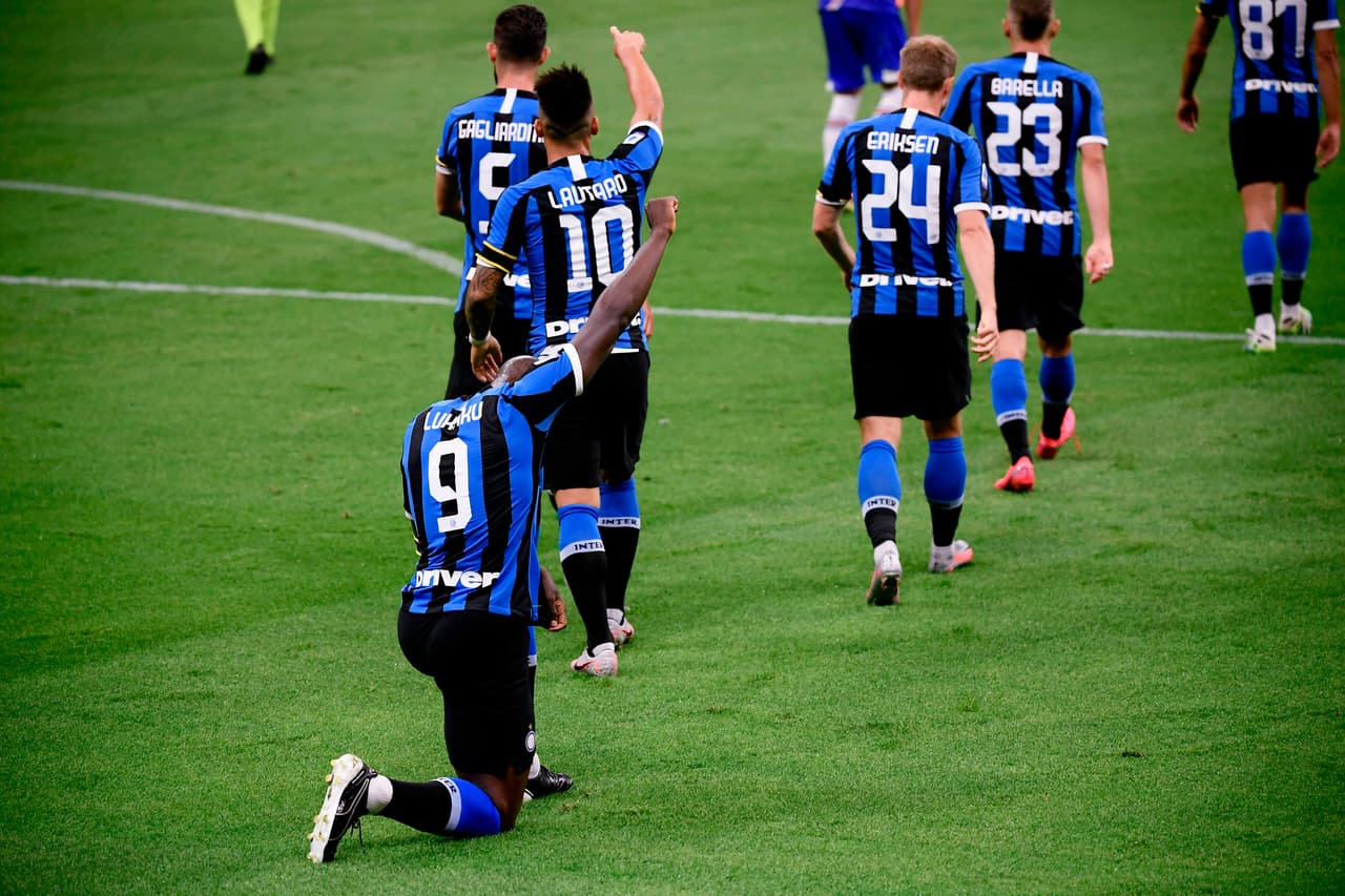 Romelu Lukaku anotó uno de los goles en la victoria del Inter y se hincó para pedir paz mundial por las agresiones contra la raza negra en el mundo.