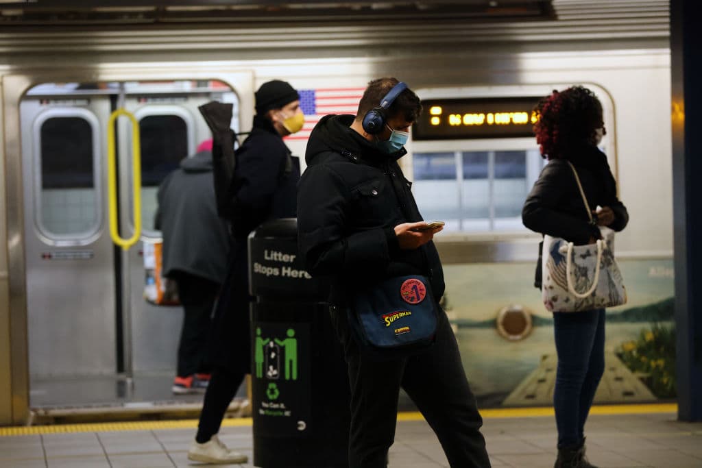 Un vagón del metro de Nueva York en la estación de Brooklyn.