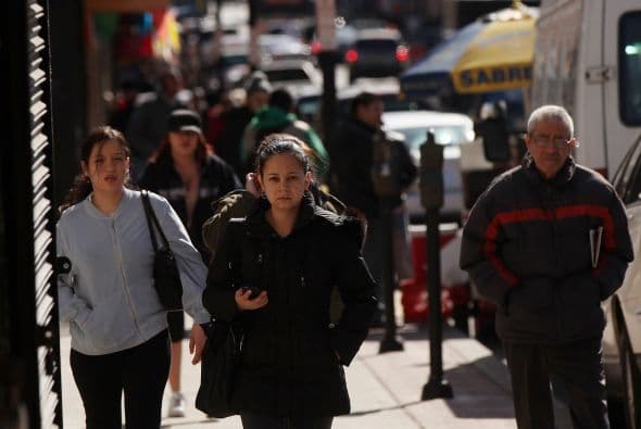 De los poco más de 600 mil residentes permanentes que juramentaron como ciudadanos estadounidenses en el curso del año fiscal 2010, el 10% es originario de México, reveló un informe del Departamento de Seguridad Nacional (DHS) publicado el jueves.