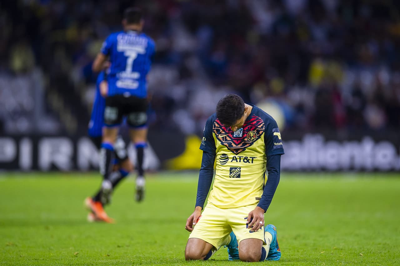 Con gol de último minuto, Gallos Blancos le arrebató el triunfo al América que sigue sin ganar en el Estadio Azteca y volvió a irse entre abucheos y muchas dudas del futuro de Santiago Solari.