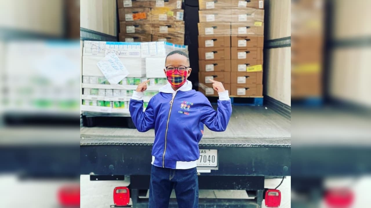 "Un héroe con un corazón tan grande como Texas": la carrera de este niño por entregar 100,000 comidas antes de 'Thanksgiving'