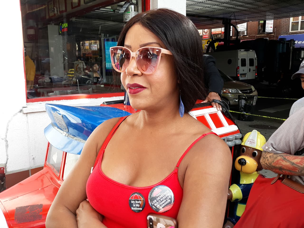 La persona de seguridad que se encontraba en el interior del restaurante hizo caso omiso de la situación, y en ningún momento colaboró con ellos, señalan las víctimas, quienes aseguran que toda la agresión quedó registrada en los videos de vigilancia del negocio.