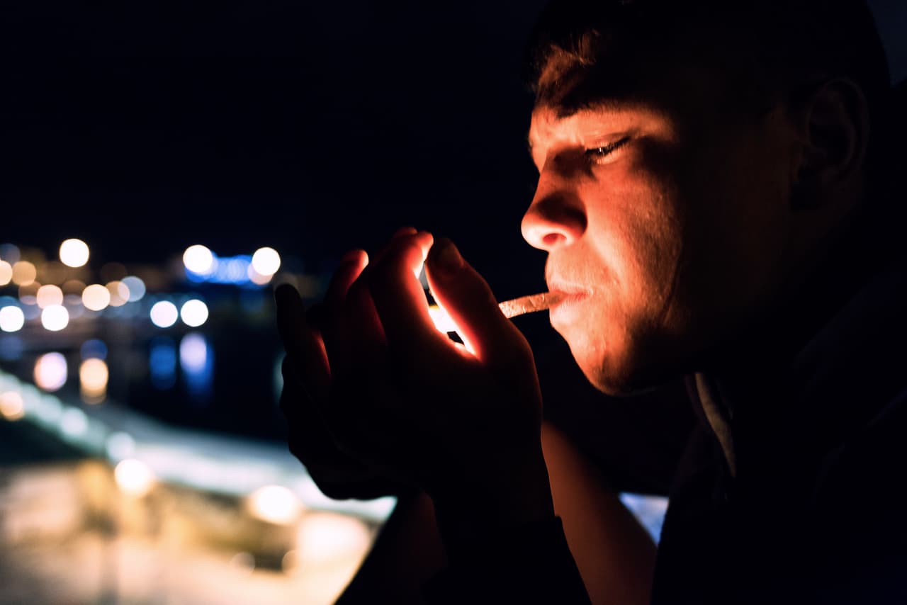 Muchos de estos menores entran como una estampida por Beni Ensar, el principal puesto fronterizo entre Melilla y Marruecos. Otros lo hacen escondidos en dobles fondos dentro de automóviles, nadando, o con documentación falsa. Unos pocos entran trepando la valla limítrofe.
