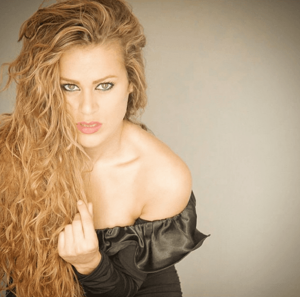 Es una mujer llena de encantos y con un atractivo al límite.