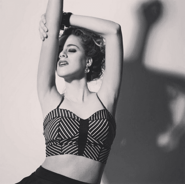 Ningúun hombre puede dormir después de verla.