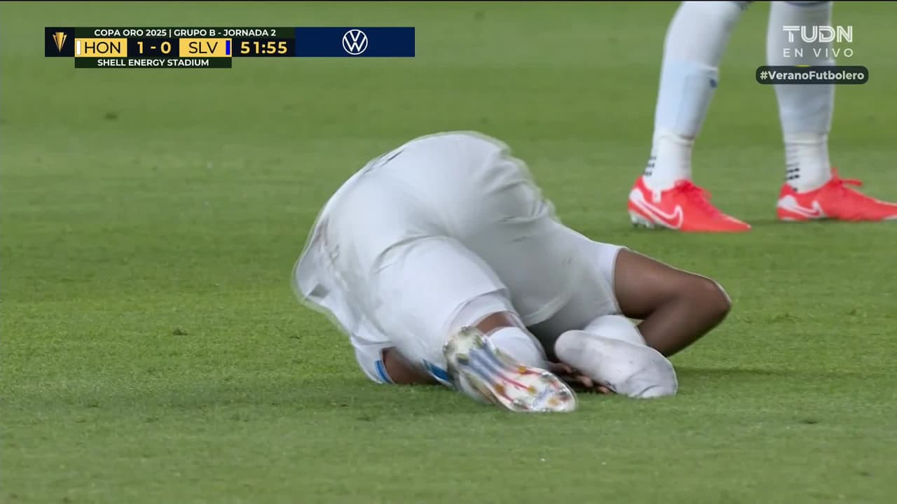 ¡De milagro no se rompe Santamaría! Fuerte choque sobre el pie derecho