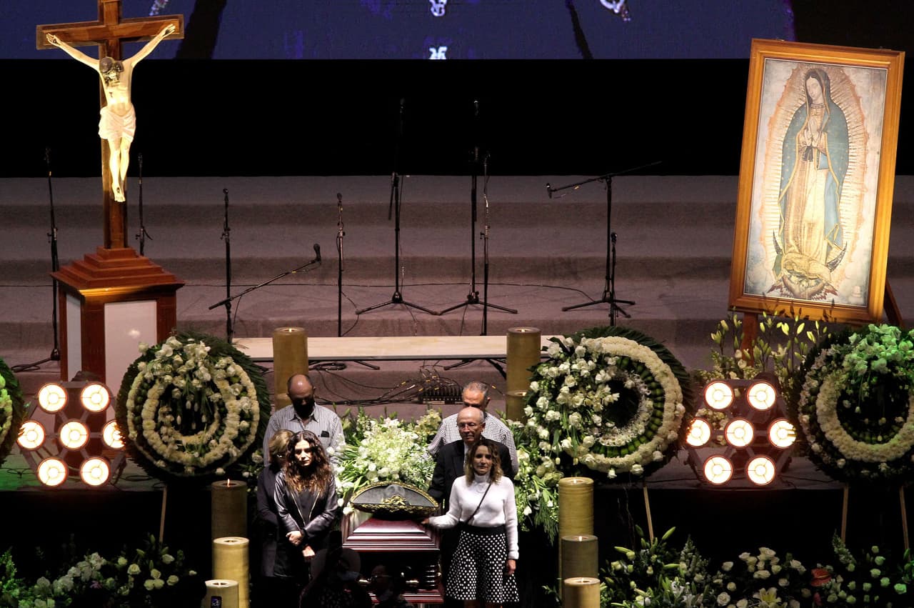 “El mundo de la música ha perdido un ícono. La música de Vicente Fernández creó recuerdos para millones. Enviamos nuestro más sentido pésame a su familia y a todos los que lo amaban. Vicente será recordado por las generaciones venideras”, escribió en Twitter el presidente estadounidense, Joe Biden.
<br>
<br>En la foto el ataúd con los restos de Fernández en la Arena VFG.