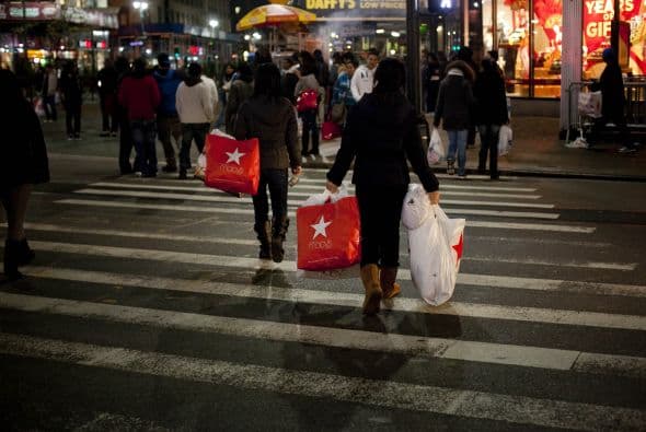 El presidente ejecutivo de la cadena de tiendas departamentales Macy’s, Terry Loundgren, dijo que la decisión de abrir sus puertas en los primeros minutos de este viernes respondió al ánimo de los consumidores.