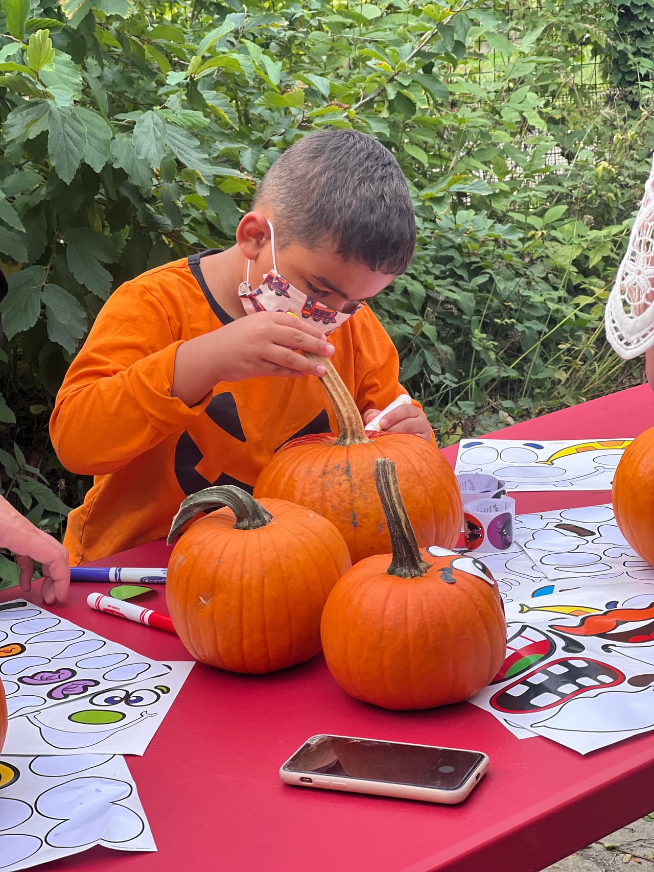 <h3 class="cms-H3-H3">Festival de otoño en NPV</h3>
<br>Parque del centro de la naturaleza de North Park Village, 5801 N. Pulaski Rd.
<br>
<b>Viernes 22 de Octubre</b>
<br>
<b>10:00 a.m .-- 3:30 p.m.</b>
<br>Edades: 3-12
<br>¡Es el 30 aniversario del Festival de Otoño en el Nature Center! Para mantener a su familia segura en los parques, es necesario registrarse con seis opciones diferentes de entrada programada. Disfruta de un paseo otoñal por el Área Natural, construye un espantapájaros, visita la estación de manualidades para niños y mucho más.
<br>Regístrese aquí para los siguientes horarios: 
<a href="https://anc.apm.activecommunities.com/chicagoparkdistrict/activity/search/detail/402598?onlineSiteId=0&locale=en-US&from_original_cui=true" target="_blank">10 a.m .-- 11:30</a> a.m., 
<a href="https://anc.apm.activecommunities.com/chicagoparkdistrict/activity/search/detail/402602?onlineSiteId=0&locale=en-US&from_original_cui=true" target="_blank">12 p.m. - 1:30 p.m.</a> o 
<a href="https://anc.apm.activecommunities.com/chicagoparkdistrict/activity/search/detail/402603?onlineSiteId=0&locale=en-US&from_original_cui=true" target="_blank">2 p.m. - 3:30 pm</a>.
<br>