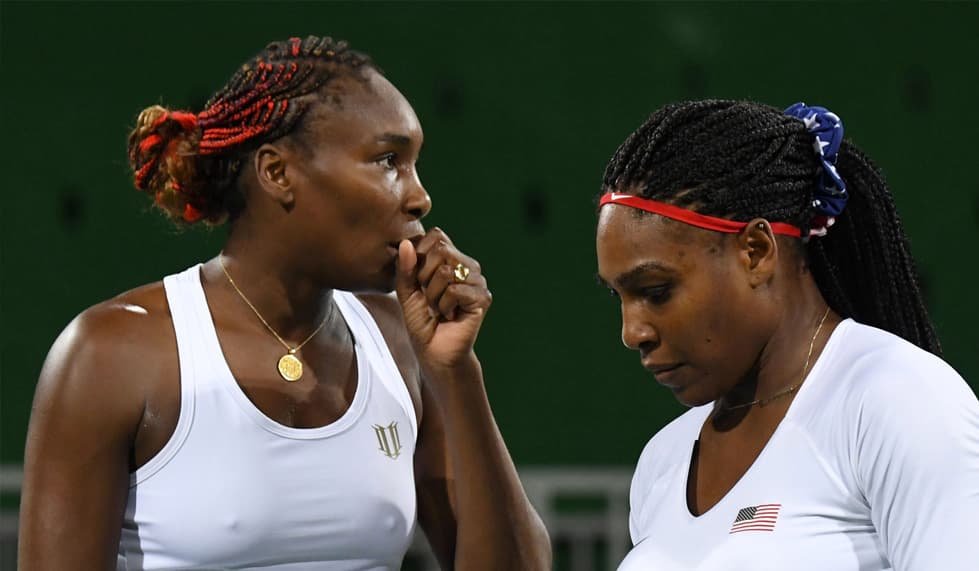 Si llevas este tipo de trenzas puedes sujetar tu pelo al estilo de Serena Williams, quien lleva un accesorio color azul con estrellas blancas, junto con una delgada banda roja. Mientras que su hermana Venus se hizo una raya de lado y recogió sus trenzas en un chongo a una altura media. Con este look, despejaron su cara y las hermanas Williams disfrutaron al máximo el partido de dobles de tenis.
<br>