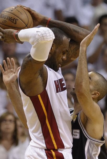 Habrá séptimo juego entre los Spurs y los Heat (30 fotos) ¡Locura total! Un juego electrizante, inolvidable, donde ambos equipos dieron una demostración inolvidable en el American Airlines Arena, manteniendo en vilo a los fanáticos en San Antonio y en Miami, primero durante los 48 minutos regulares y después en los 5 minutos de OT. .Tim Duncan, con una clásica demostración durante todo el partido, anotó más tantos en la primera mitad que la combinación de los 3 de Miami, Wade-James-Bosh 25/21, facilitando que los Spurs dominaran al Heat hasta comenzar el cuarto período, cuando Miami llevo a cabo un cambio de jugadores. Cuando solo faltaban 5 segundos para coronarse campeones los San Antonio Spurs, el incomparable Ray Allen empató el partido con un tiro de 3 puntos, forzando el OT. Con 1:43 en el reloj, LeBron James (triple/doble, 32 puntos, 11 asistencias y 10 rebotes) encaramó al Heat 101-100, y al concluir el OT, de nuevo Allen realizó una formidable jugada defensiva, dando dos puntos más al Heat, que terminó, a pesar de los umpires y para desconcierto de los comentaristas que daban el cetro a San Antonio, 103-101 sobre los Spurs. .