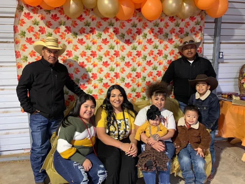 La familia de Lidia Ramos decoró su casa con globos y figuras de Thanksgiving, luego posaron para una fotografía.