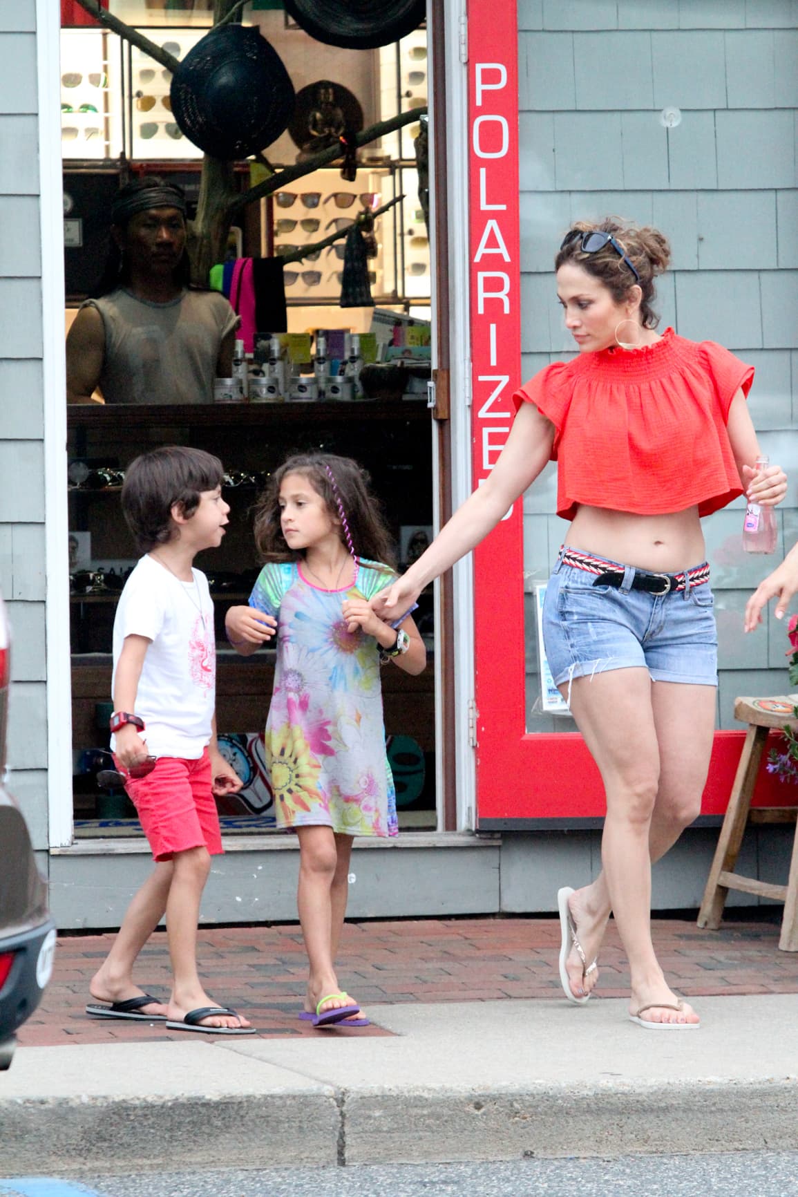 A JLo le gusta mucho salir de shopping con sus peques. Aquí una foto de 2015 en East Hampton, NY.