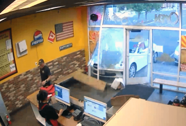 Un auto de lujo destrzó una pizzería y atropelló a un repartidor en Sandy, Utah