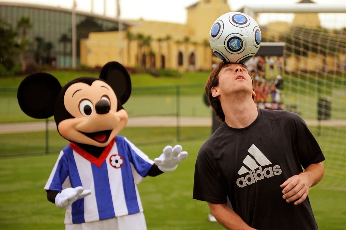En el 2009 Lionel Messi compartió con Mickey Mouse durante la Disney Cup, un torneo de fútbol para niños.