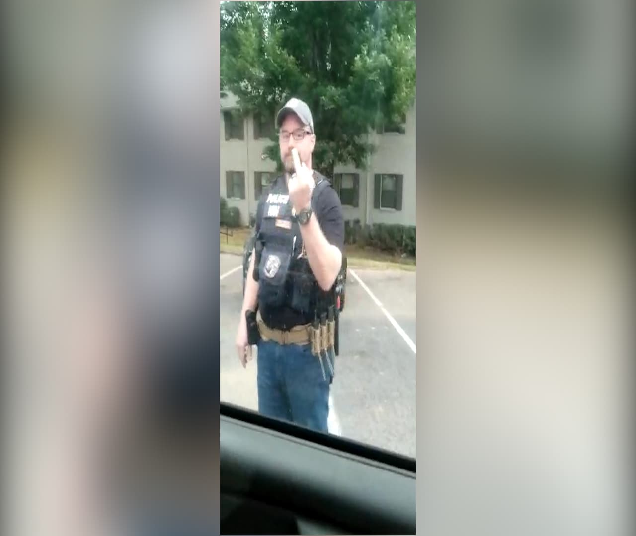 Los ánimos se caldean y Martínez comienza a cuestionar a los agentes. En ese momento, uno les hace una señal obscena con el dedo. El joven lo insulta.