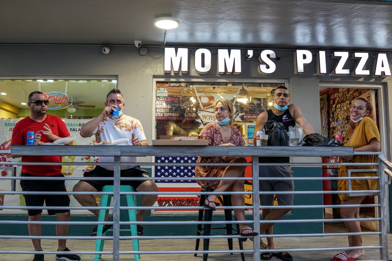 Sin embargo en algunos locales de comida rápida, las personas llegan con sus máscaras para llevarse los alimentos a sus casas.
