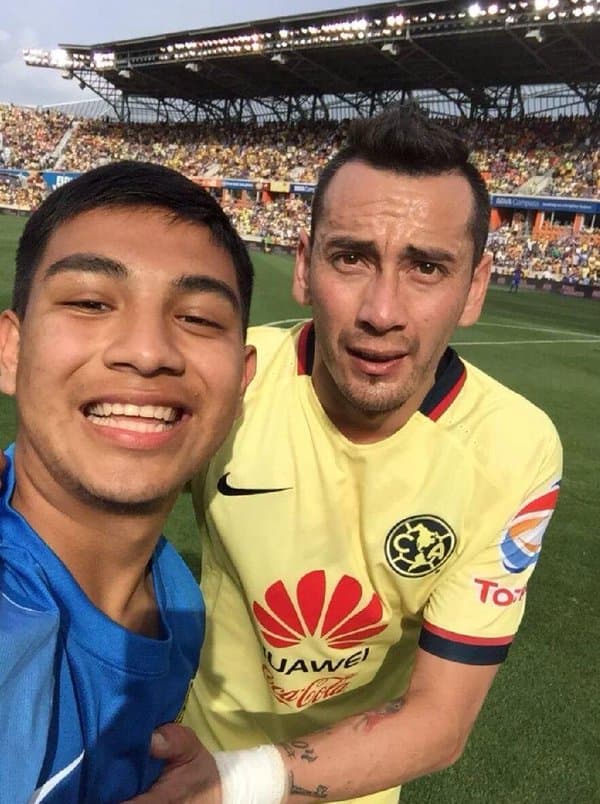 Aficionado se toma selfie con Rubens Sambueza en pleno partido