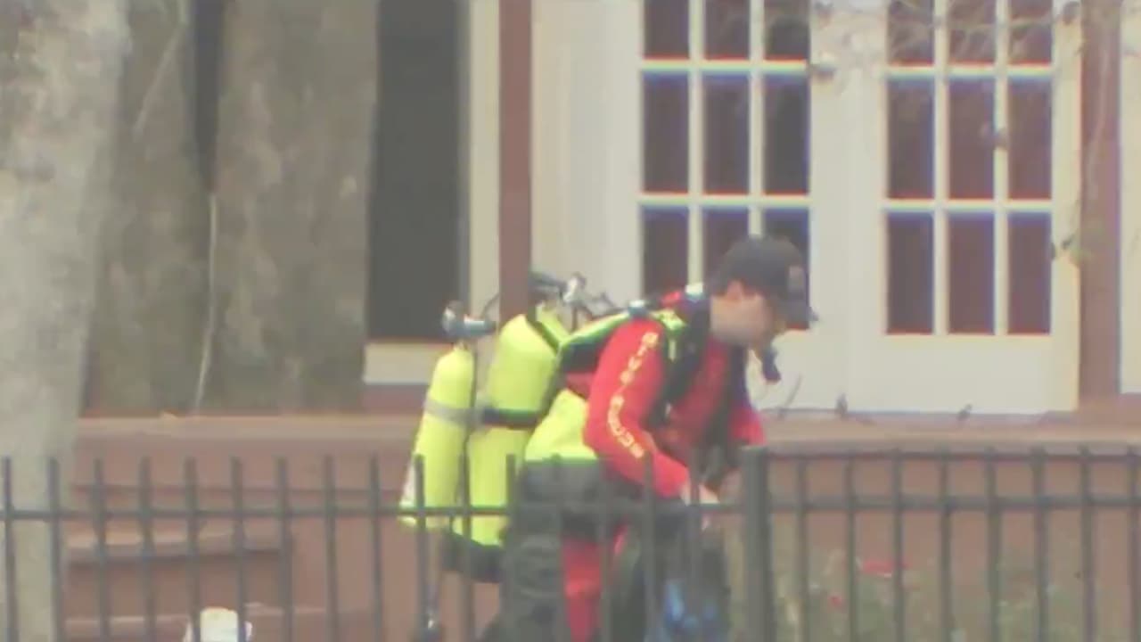 Hasta el momento no se ha confirmado si la persona desaparecida ingresó al agua, sin embargo, buzos y equipos de emergencia continúan la búsqueda dentro el agua.