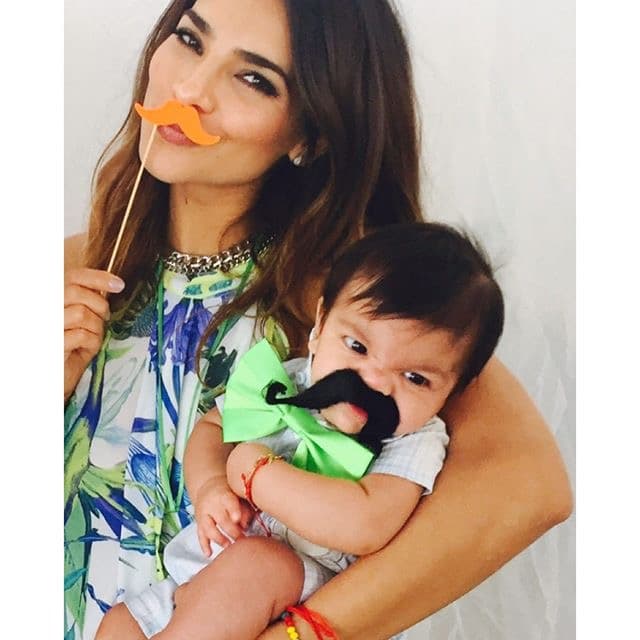 Alejandra no aguanta la emoción de celebrar la primera navidad de su hijo Matteo de casi 9 meses. Mira las fotos más cute de Matteo, un bebé tan stylish como su mamá.