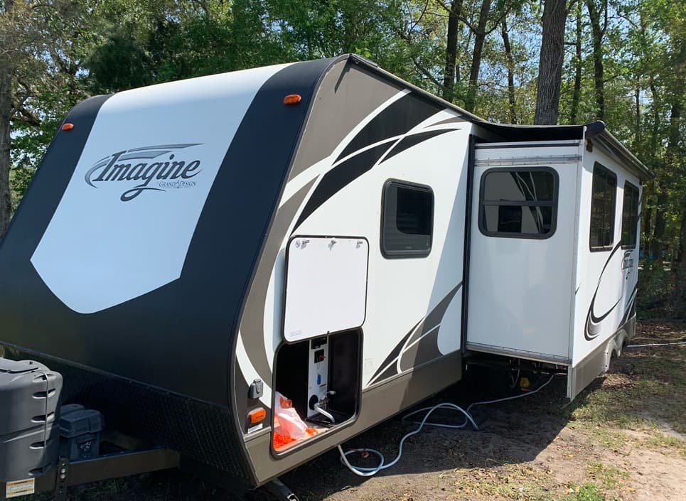 Después de revisar cuál remolque se podía enganchar mejor a la camioneta donde se desplazaban, eligieron un Grand Design Imagine, modelo 2016, en color blanco y negro.