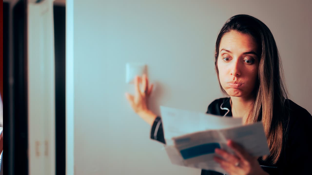 <b>Apaga las luces que no utilizas</b>
<br>Apaga las luces de habitaciones o espacios que estén solos, así como los electrodomésticos que no estés utilizando, pues generan calor y aumentos en la factura.