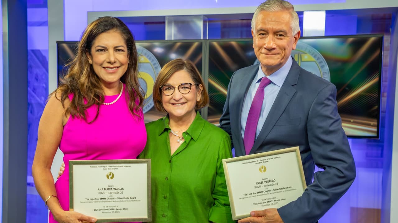 Ana María Vargas y Ángel Pedrero posan junto a Martha Kattan tras recibir sus reconocimientos Silver Circle de los Emmy.