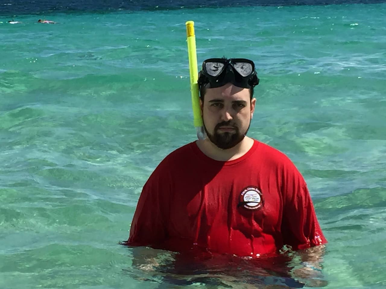 En su primer viajer, publicó unas fotos en las que asegurraba que no la había pasado nada bien. Esto a pesar de que estaba en casinos, en botes y con bebidas en mano. En su segundo viaje, pudo traer a su esposa e hija y recreó todas las fotos.