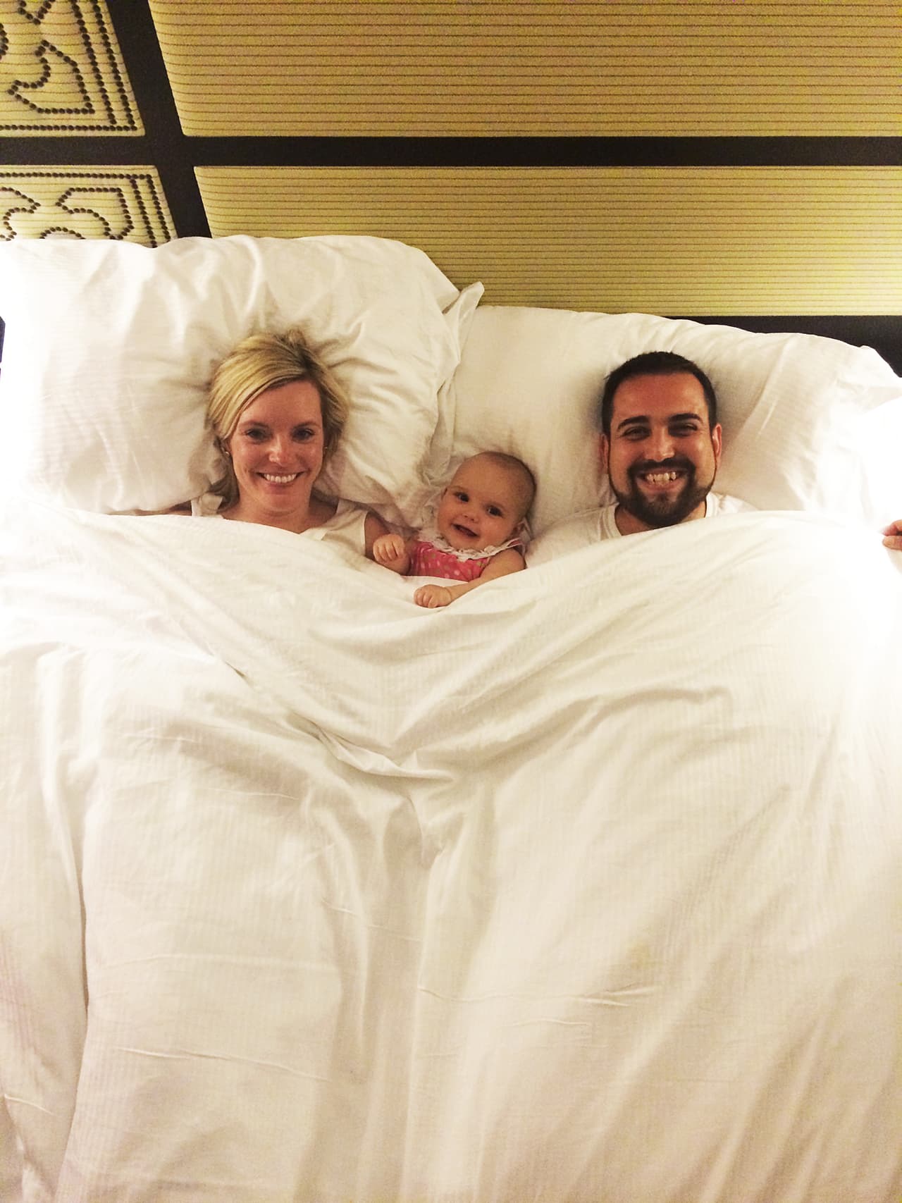 En su primer viajer, publicó unas fotos en las que asegurraba que no la había pasado nada bien. Esto a pesar de que estaba en casinos, en botes y con bebidas en mano. En su segundo viaje, pudo traer a su esposa e hija y recreó todas las fotos.