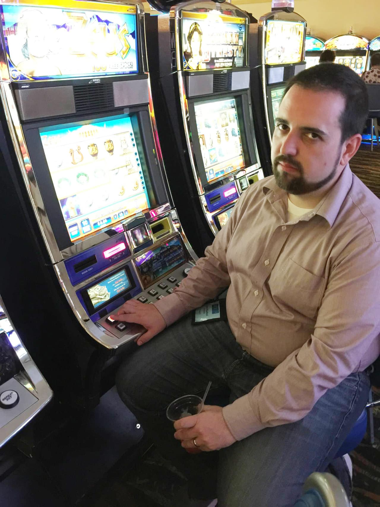 En su primer viajer, publicó unas fotos en las que asegurraba que no la había pasado nada bien. Esto a pesar de que estaba en casinos, en botes y con bebidas en mano. En su segundo viaje, pudo traer a su esposa e hija y recreó todas las fotos.