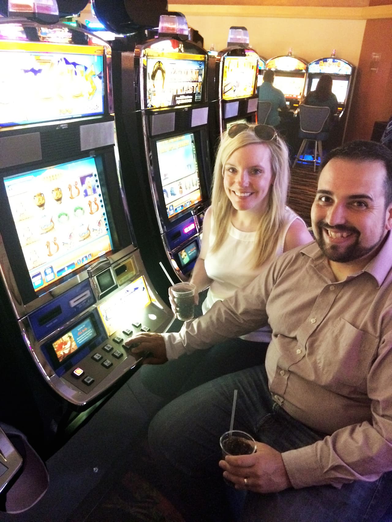 En su primer viajer, publicó unas fotos en las que asegurraba que no la había pasado nada bien. Esto a pesar de que estaba en casinos, en botes y con bebidas en mano. En su segundo viaje, pudo traer a su esposa e hija y recreó todas las fotos.