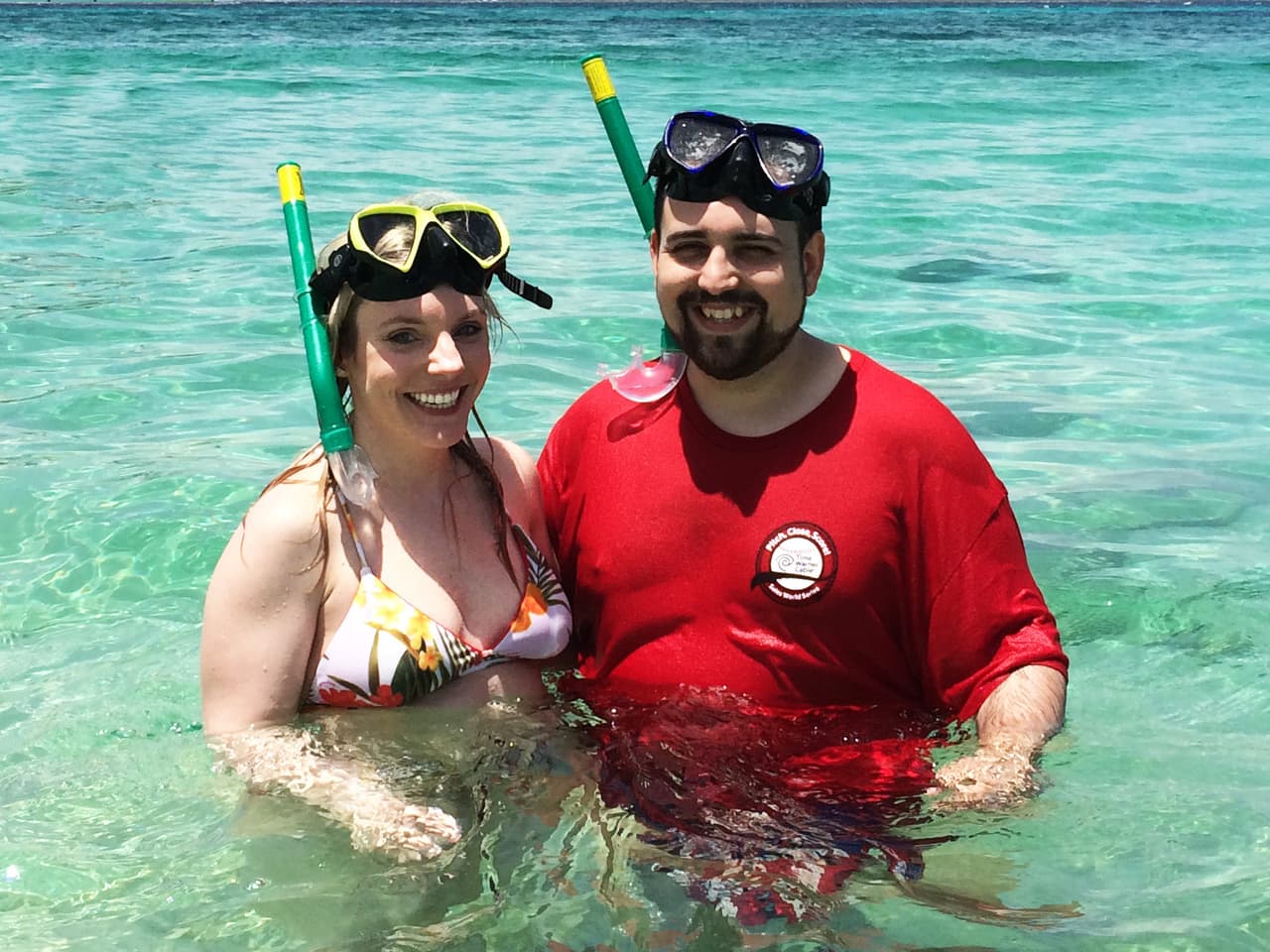 En su primer viajer, publicó unas fotos en las que asegurraba que no la había pasado nada bien. Esto a pesar de que estaba en casinos, en botes y con bebidas en mano. En su segundo viaje, pudo traer a su esposa e hija y recreó todas las fotos.