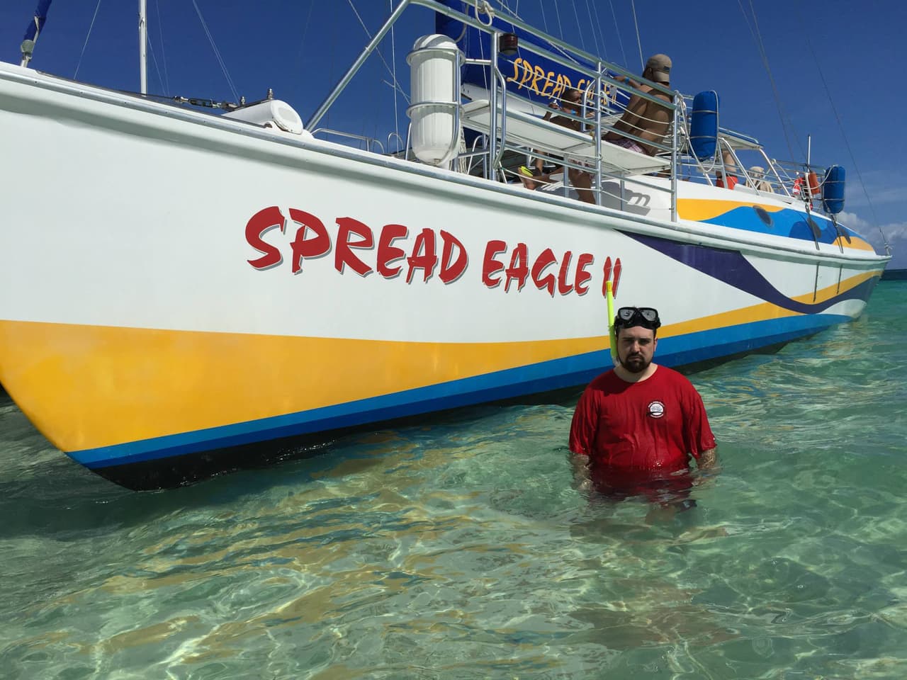 En su primer viajer, publicó unas fotos en las que asegurraba que no la había pasado nada bien. Esto a pesar de que estaba en casinos, en botes y con bebidas en mano. En su segundo viaje, pudo traer a su esposa e hija y recreó todas las fotos.