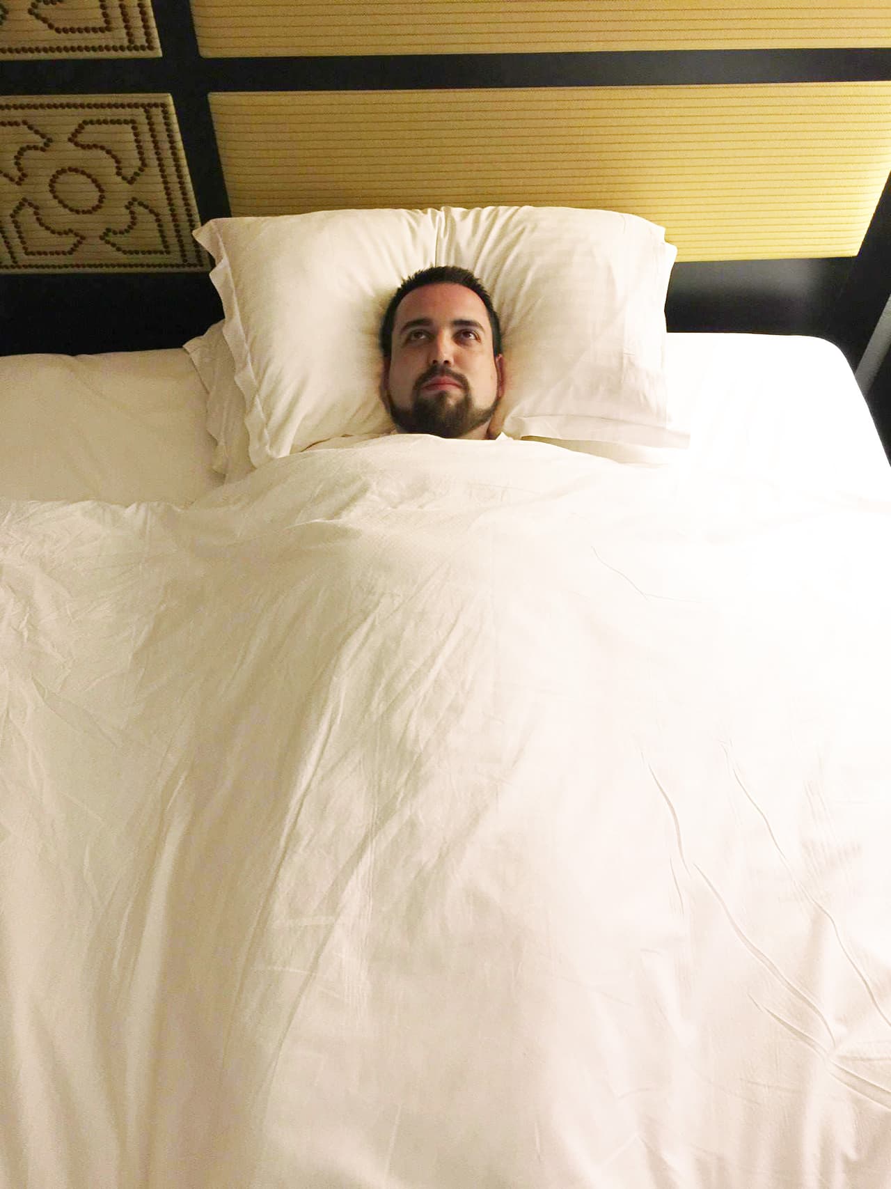 En su primer viajer, publicó unas fotos en las que asegurraba que no la había pasado nada bien. Esto a pesar de que estaba en casinos, en botes y con bebidas en mano. En su segundo viaje, pudo traer a su esposa e hija y recreó todas las fotos.