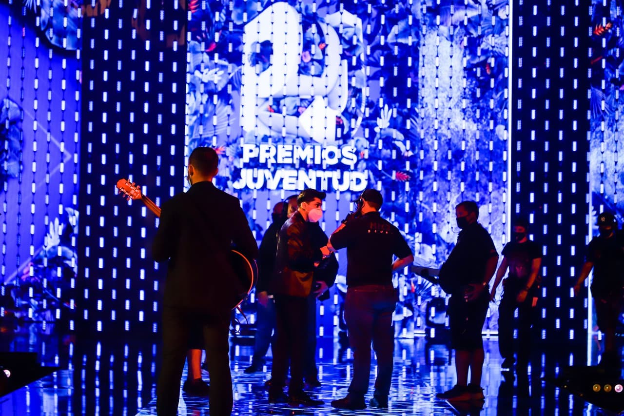 Además estuvo muy atento a las indicaciones de la producción.