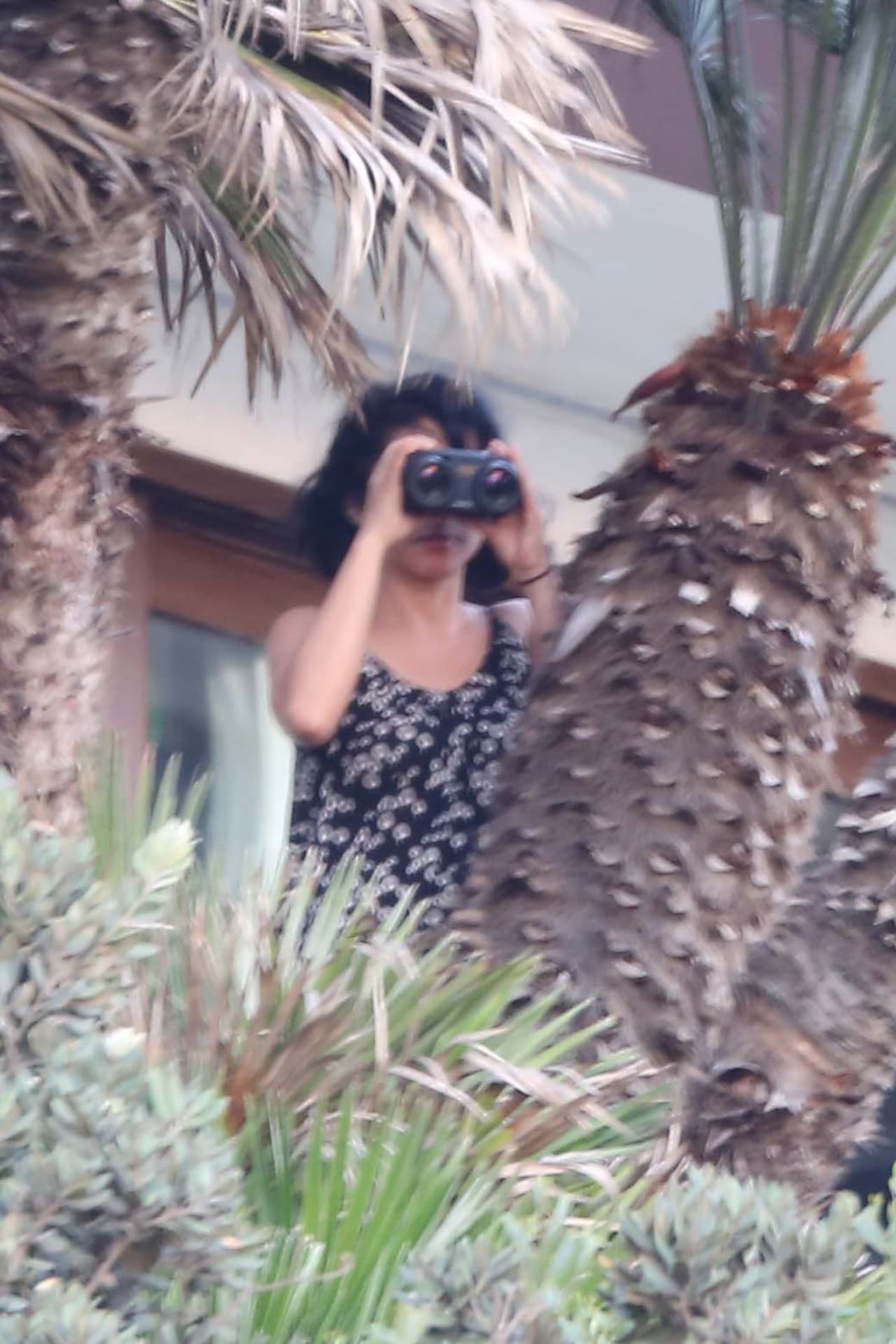 La nanny usando los binoculares.