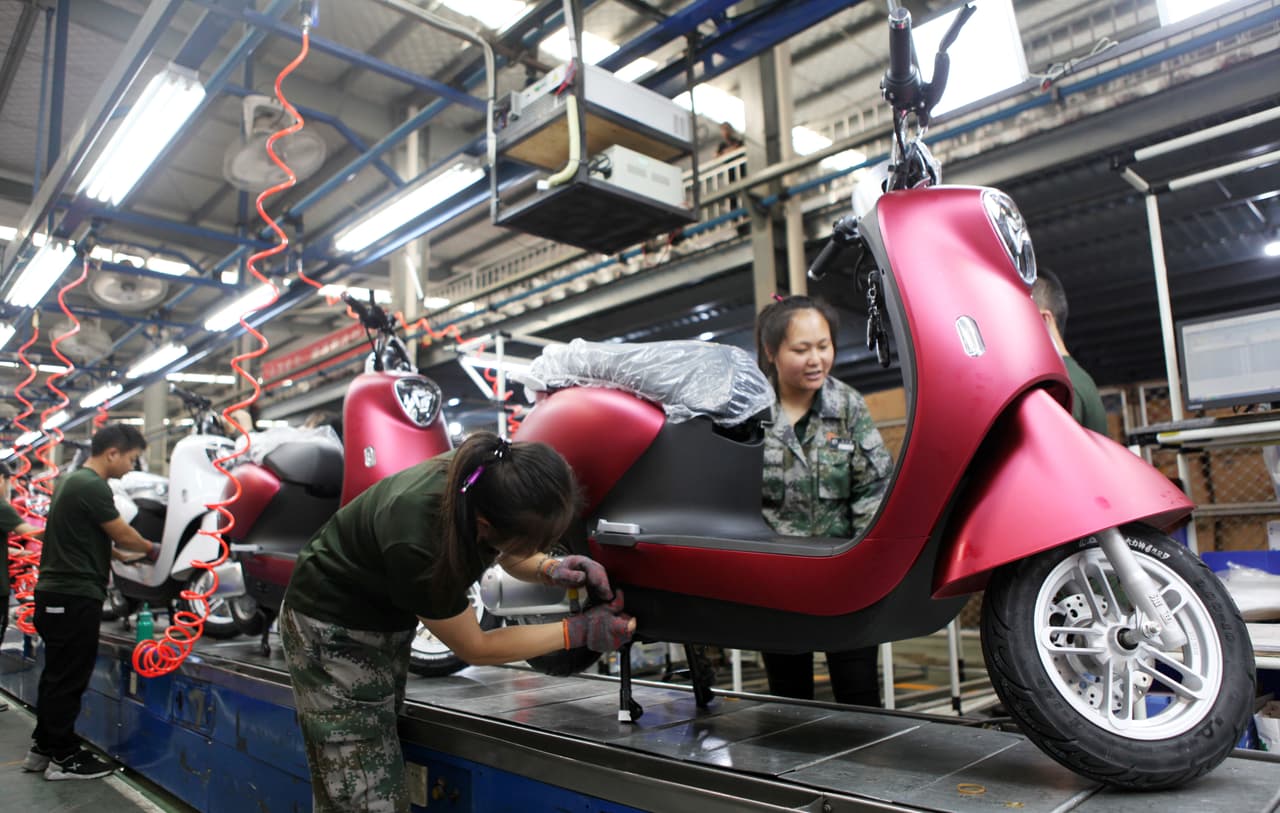 <b>Yadea, fundada por Dong Jinggui, Qian Jinghong (China)</b>.
<br>
<br>Patrimonio neto: 5,000 millones de dólares.
<br>
<br>Riqueza “verde”: 5,000 millones de dólares.
<br>
<br>Esta compañía fabrica ‘scooters’ eléctricos. Sus fundadores son marido y mujer y comenzaron la empresa en 2001. 
<br>