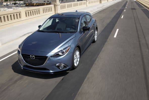 Autos Pequeños: Mazda3 2015 5 puertas- El nuevo Mazda3 llegó al mercado con una estética moderna siguiendo la nueva línea de la marca (CX-5 y Mazda6) con tendencia europea. En cuanto a su mecánica, se ofrece con un motor de cuatro cilindros de 2.0 y 155 hp y otro de 2.5 y 184 hp. Ambos se pueden asociar con la transmisión manual o automáticas de seis velocidades.