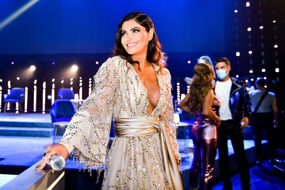 Su atuendo estuvo a cargo de la diseñadora Dona Matoshi. El escote profundo, la cintilla dorada en la cintura y las mangas con vuelo fueron elementos que destacaron en su glamoroso look.