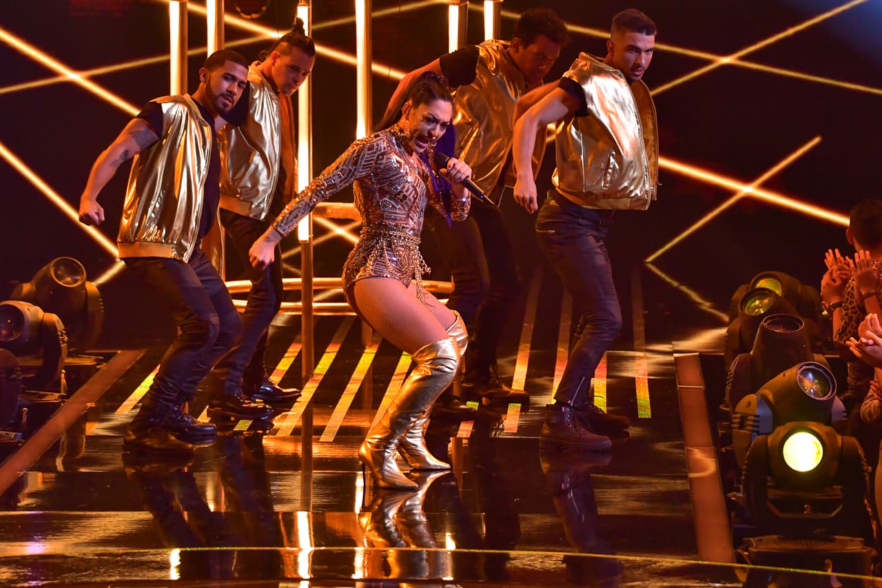 Vikina sorprendió a los jueces y al productor ejecutivo, quienes la felicitaron por el excelente show que acababa de ofrecer.