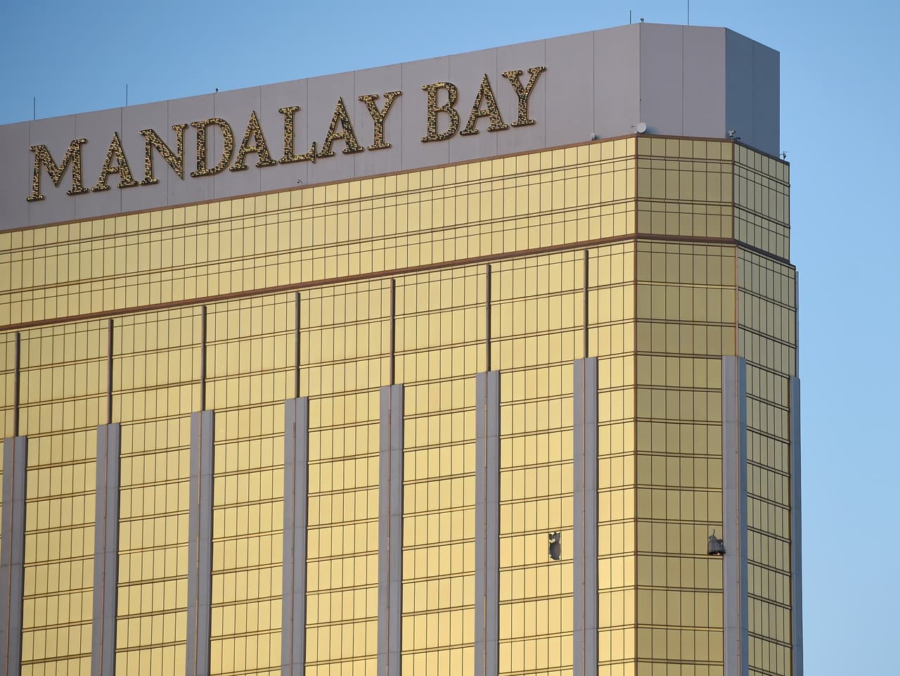 En esta imagen se ven las ventanas rotas del piso 32 del hotel Mandalay Bay, sitio desde el cual el atacante, identificado como Stephen Paddock, de 64 años, abrió fuego contra la multitud.