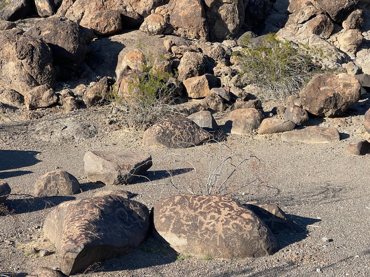 Muy cerca de los Petroglifos de Painted Rock, también hay varios 
<b>senderos catalogados como históricos</b> incluyendo el sendero Juan Bautista de Anza, la ruta Butterfield Overland y el sendero del Batallón Mormón.