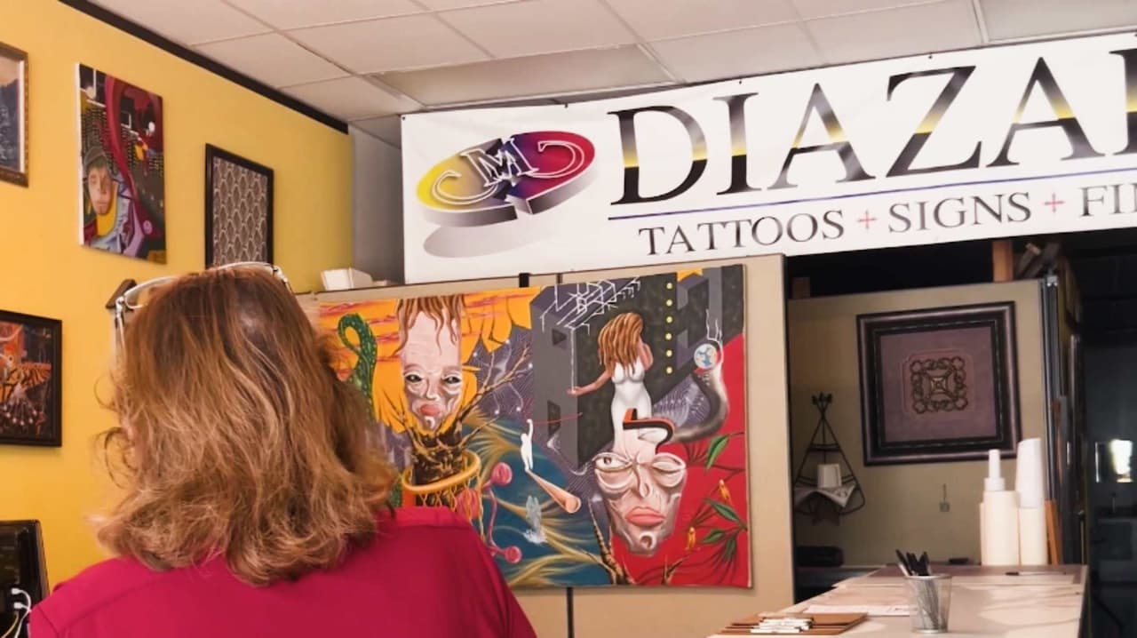 "Yo le creo", madre de tatuador acusado de abuso y secuestro asegura que su hijo es inocente