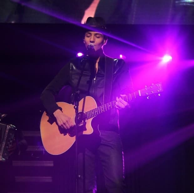 El cantante se presentó en el teatro Nokia de Los Ángeles por primera vez.